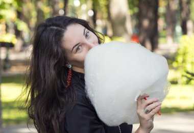 Pamuk helva yiyen genç kız