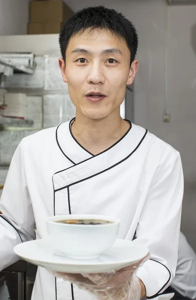 Chef japonés en restaurante haciendo rollos de sushi —  Fotos de Stock