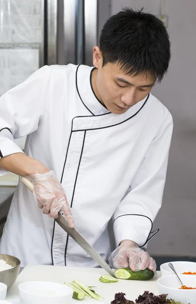 Chef japonês em restaurante fazendo rolos de sushi — Fotografia de Stock
