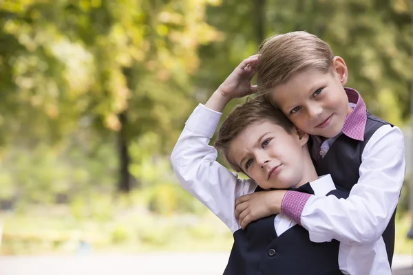 Jonge mannelijke tieners in het park. — Stockfoto