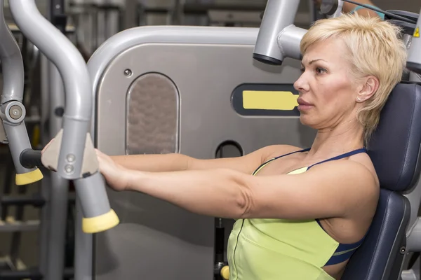 Concursos de musculación femenina adulta — Foto de Stock