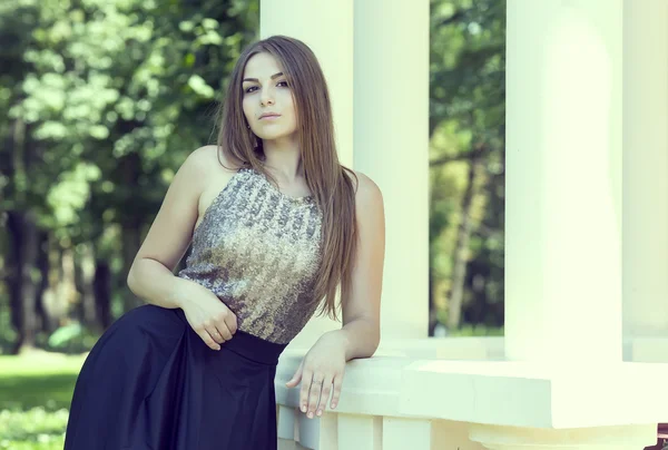 Beautiful  girl in the park — Stock Photo, Image