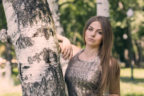 Bella ragazza nel parco — Foto Stock