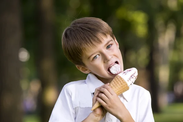 Jongen eten een ijsje — Stockfoto