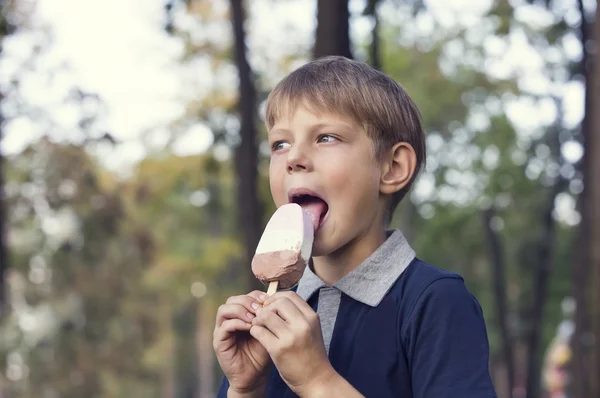 Chico comiendo un helado — Foto de Stock