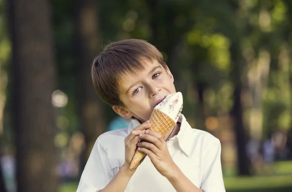 Garçon manger une crème glacée — Photo