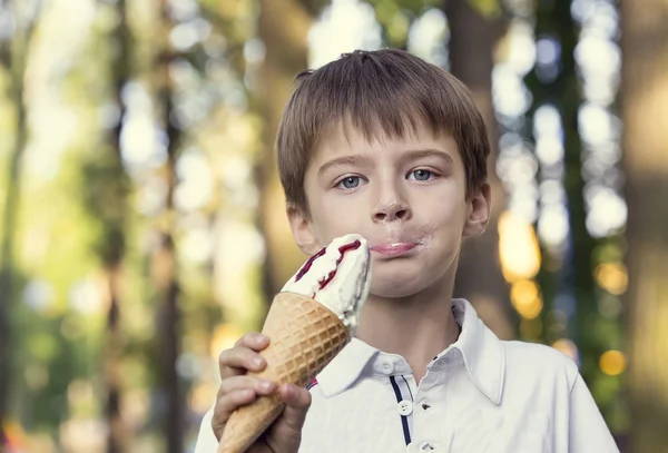 Garçon manger une crème glacée — Photo