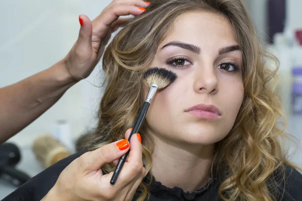 Make-up macht ein Mädchen — Stockfoto