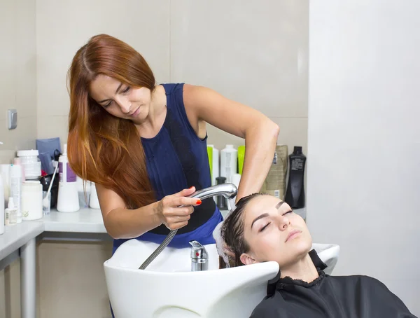 Mujer en un salón de belleza — Foto de Stock