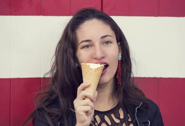 Jeune fille manger une crème glacée — Photo