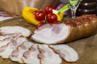 Masanın üzerinde füme et