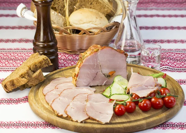 Räucherfleisch auf dem Tisch — Stockfoto