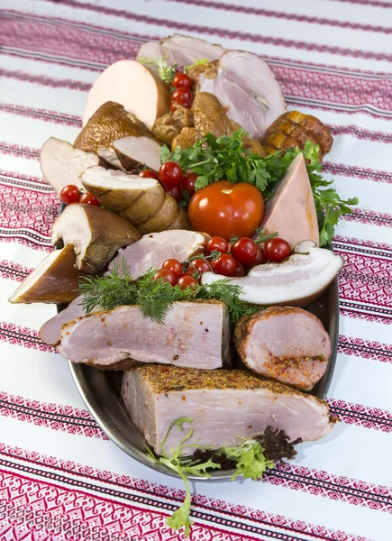 Carne ahumada sobre la mesa —  Fotos de Stock