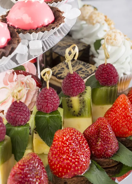 Grädde dessert och frukt — Stockfoto