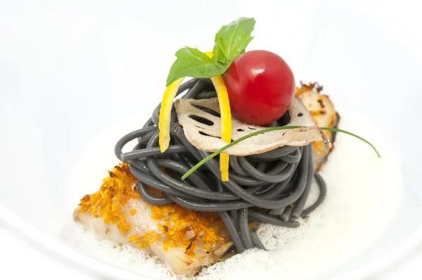 Kavrulmuş beyaz soslu ızgara balık fileto — Stok fotoğraf