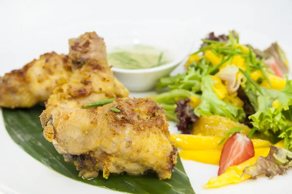 Chicken in curry with salad and sauce — Stock Photo, Image