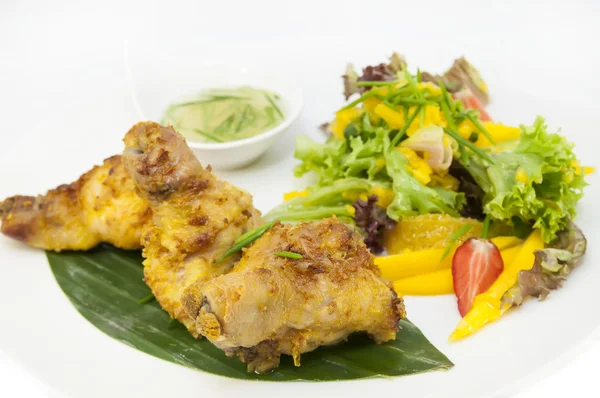 Kurczak w curry z sałatka i sosem — Zdjęcie stockowe