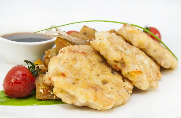 Креветки с мясом и салатом из баклажанов — стоковое фото