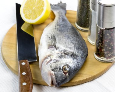 Kesme tahtasındaki çiğ balık