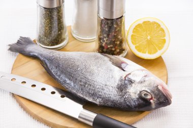 Kesme tahtasındaki çiğ balık