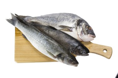 Kesme tahtasındaki çiğ balık