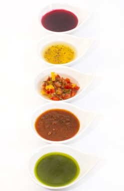 beyaz zemin üzerinde soslar