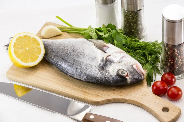 Pesce crudo su un tagliere — Foto Stock