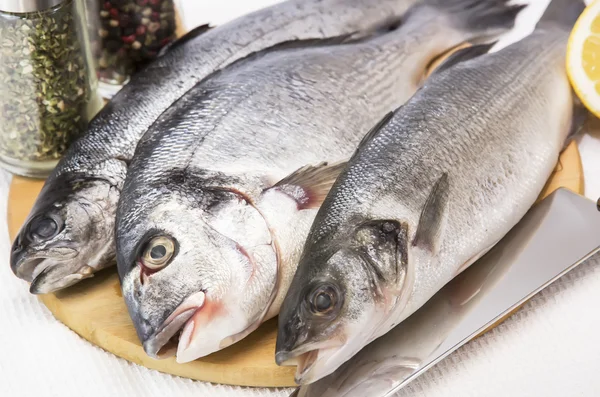 Pesce crudo su un tagliere — Foto Stock