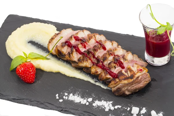 Gebakken goose borst met aardappelpuree en appelmoes — Stockfoto