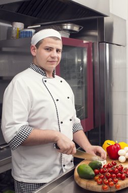 Şef mutfakta yemek hazırlıyor.