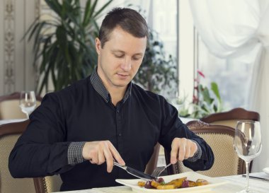 adam bir restoranda akşam yemeği