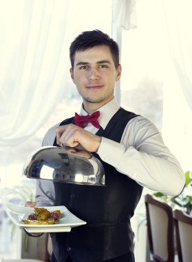 Garson bir tepsi gıda ile