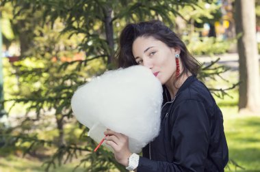 Pamuk helva yiyen genç kız