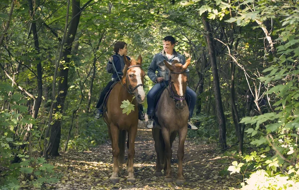 Baba ve oğul birlikte ata binme