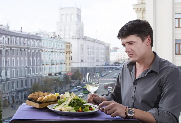 Een jonge man met diner — Stockfoto