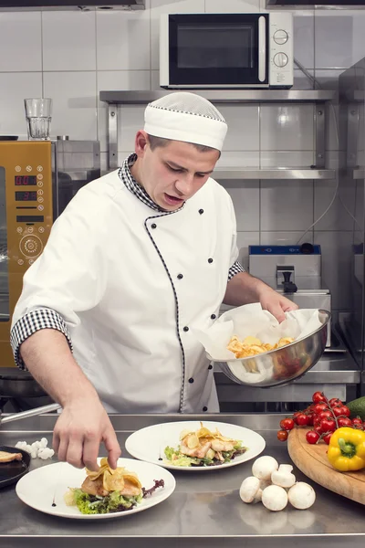 Chef preparar comida na cozinha — Fotografia de Stock