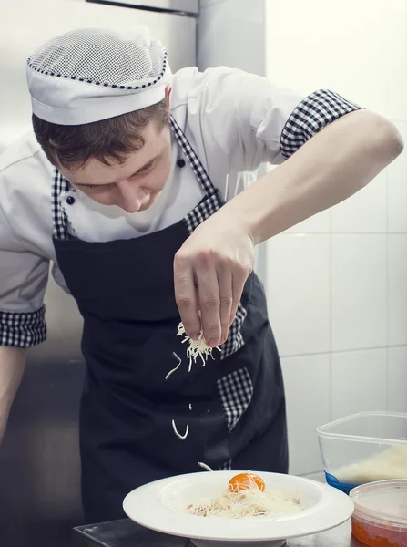 Koch bereitet Essen zu — Stockfoto