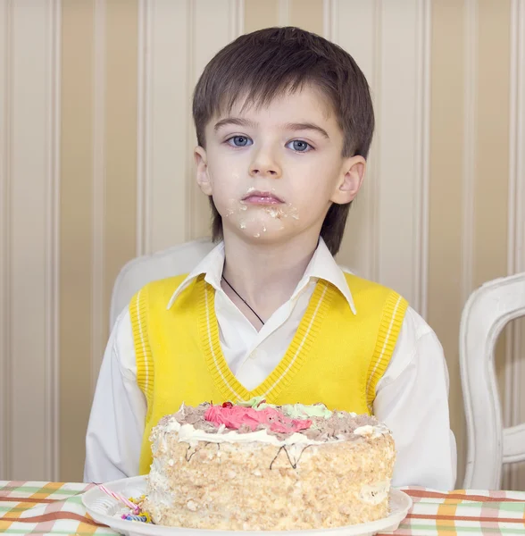 Diviértete comiendo pastel de cumpleaños —  Fotos de Stock