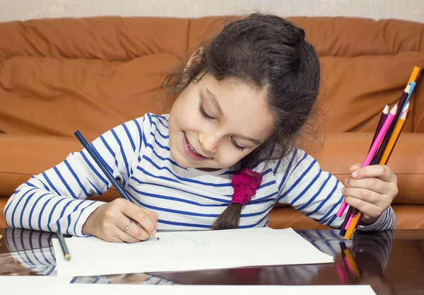 Dívka kreslit pastelkami na papír — Stock fotografie