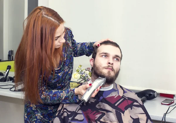 Ženské kadeřník řezání vlasy v salonu — Stock fotografie