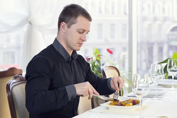 Мужчина ужинает в ресторане — стоковое фото