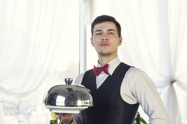 Официант с подносом с едой
