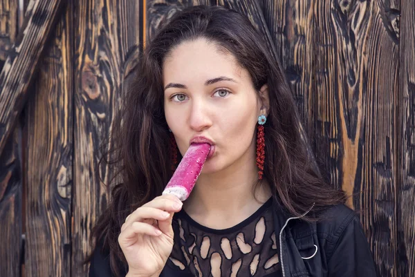 Giovane ragazza mangiare un gelato — Foto Stock