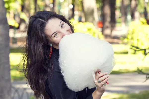 綿菓子を食べる若い女の子 — ストック写真