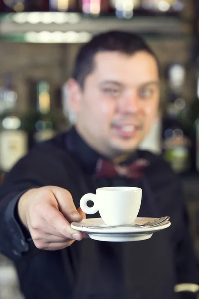 Barman dans un bar de boîte de nuit — Photo