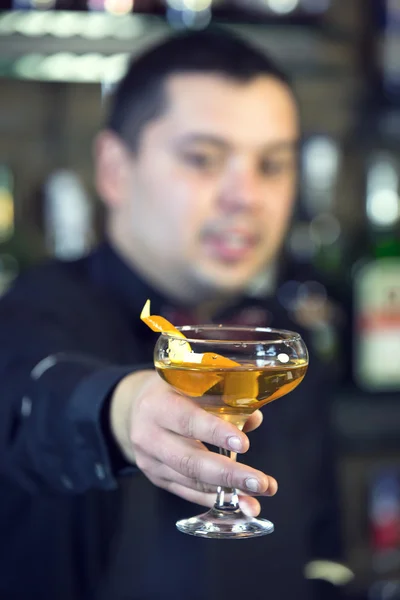 Barman em um bar de boate — Fotografia de Stock