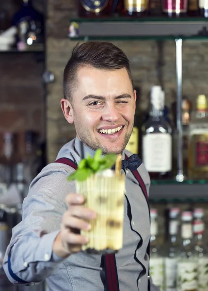 Jeune homme travaillant comme barman — Photo