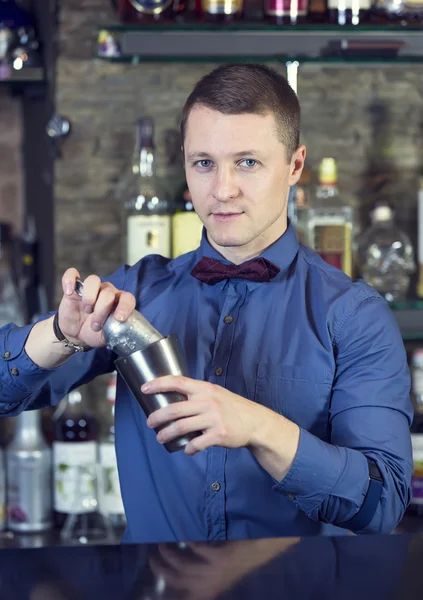 Jeune homme travaillant comme barman — Photo