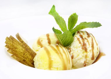 dondurma topları nane ile dekore edilmiştir.