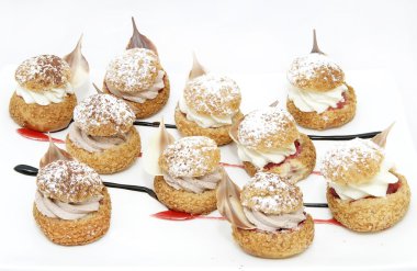 Kremalı çikolatalı tatlılar ve dondurma